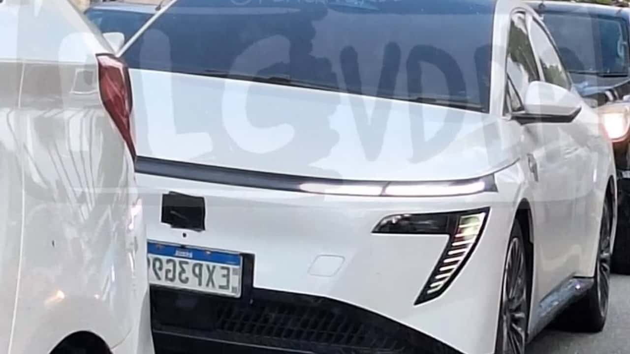 Flagra: Nissan testa sedã elétrico feito em parceria com a Dongfeng no Brasil