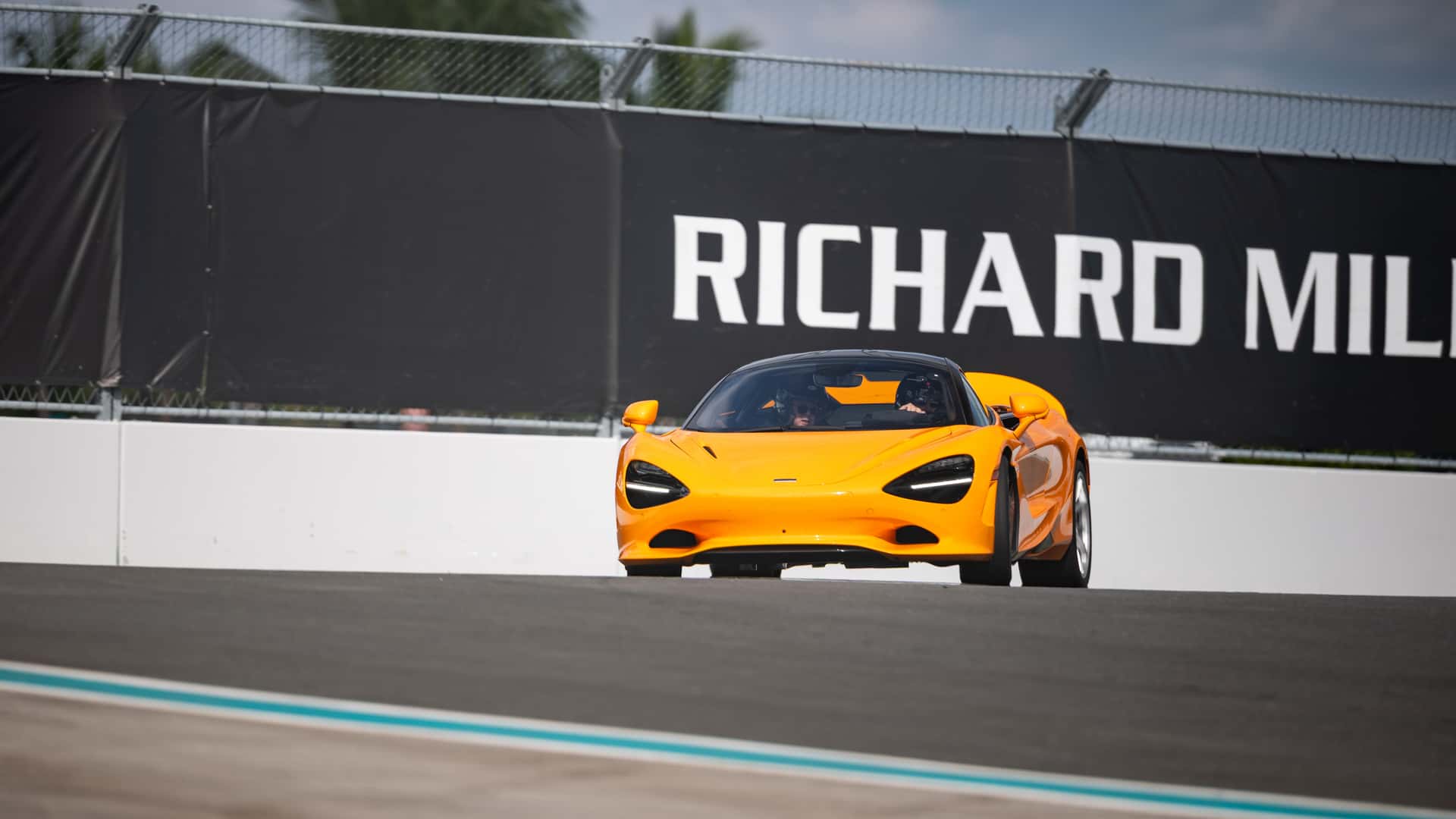 https://cdn.motor1.com/images/mgl/XBX9je/s1/miami-international-autodrome-mclaren-750s.jpg
