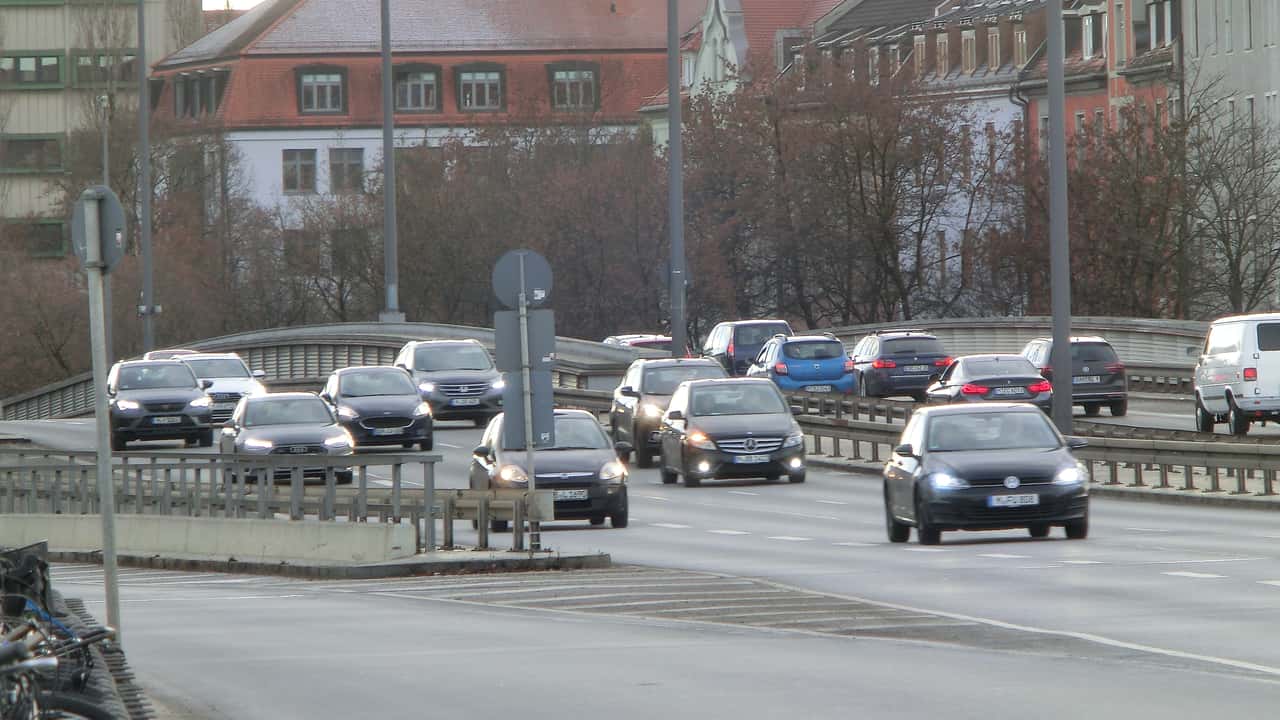 Autoverkehr in der Stadt (München, Mittlerer Ring)