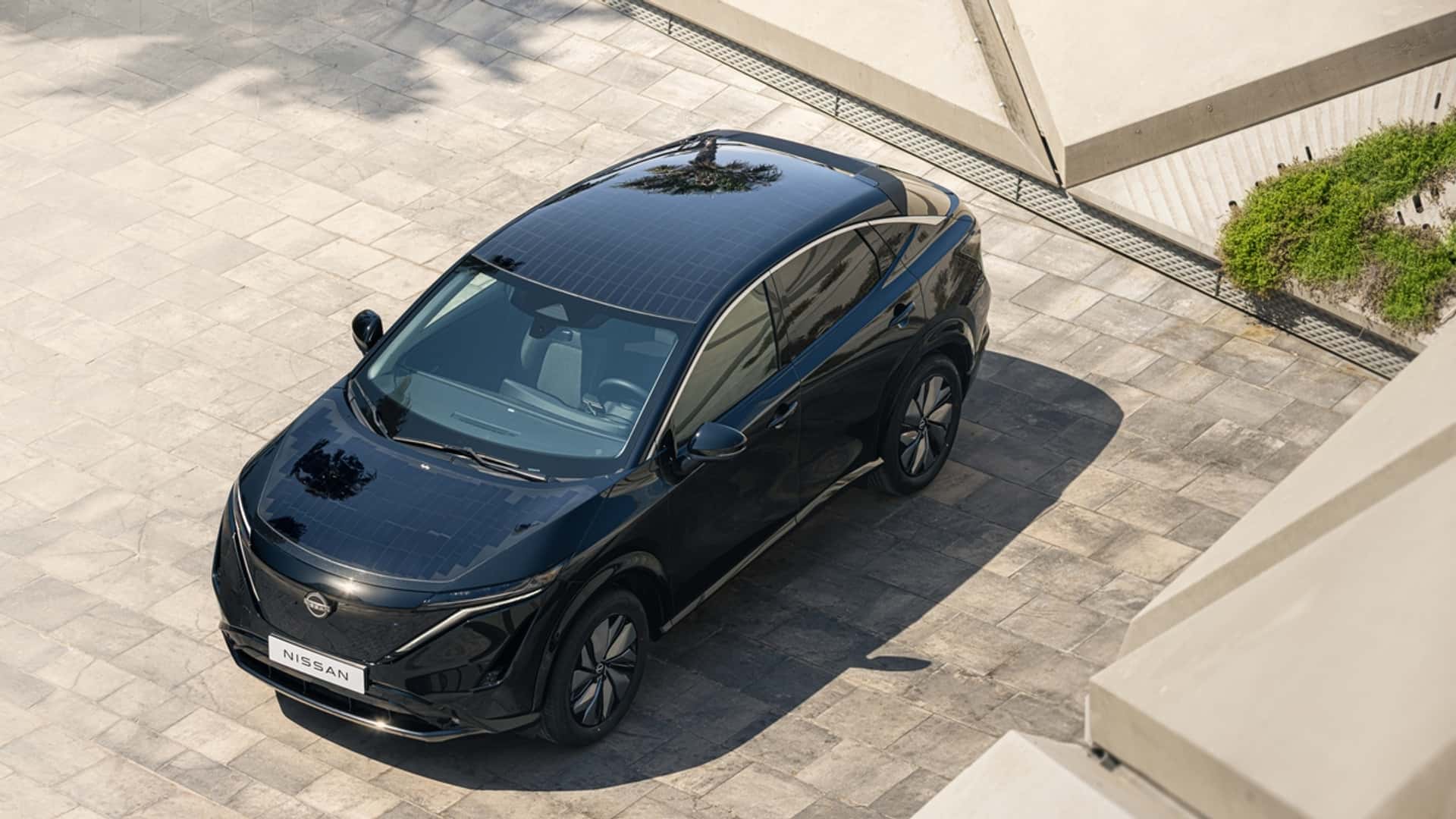 Nissan-Ariya-Studie-mit-Solarpaneelen-von-Lightyear-vorgestellt