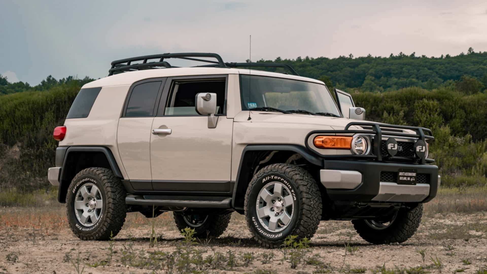 This Toyota FJ Cruiser Took 1,000 Hours to Restore. It Looks Gorgeous