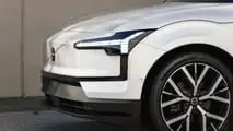 Volvo EX30 (2027) em branco cristal, teto de pedra preta de 22 polegadas