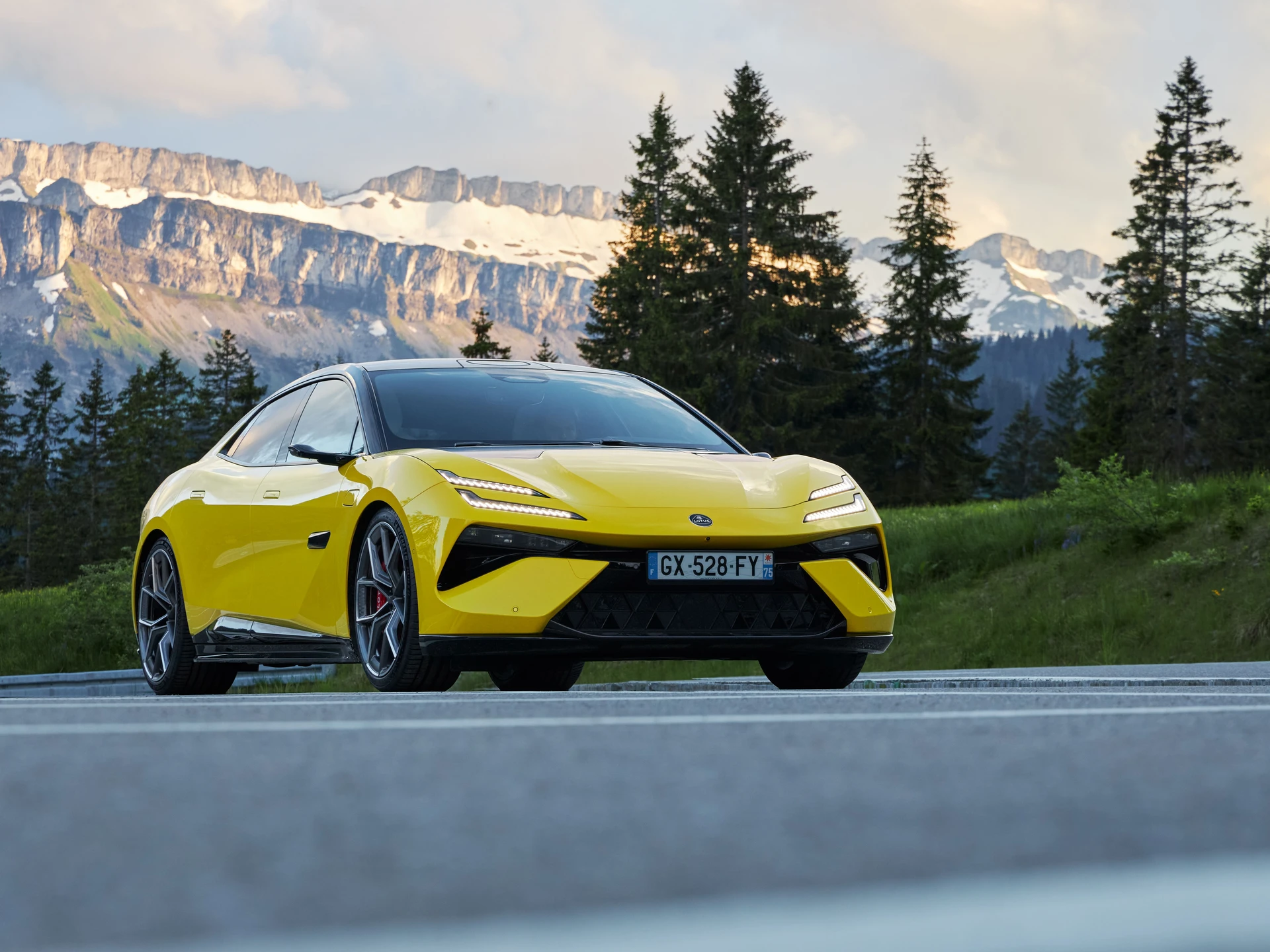 Lotus Emeya: Test of the 918 PS saloon that does 0-62 in 2.8 seconds