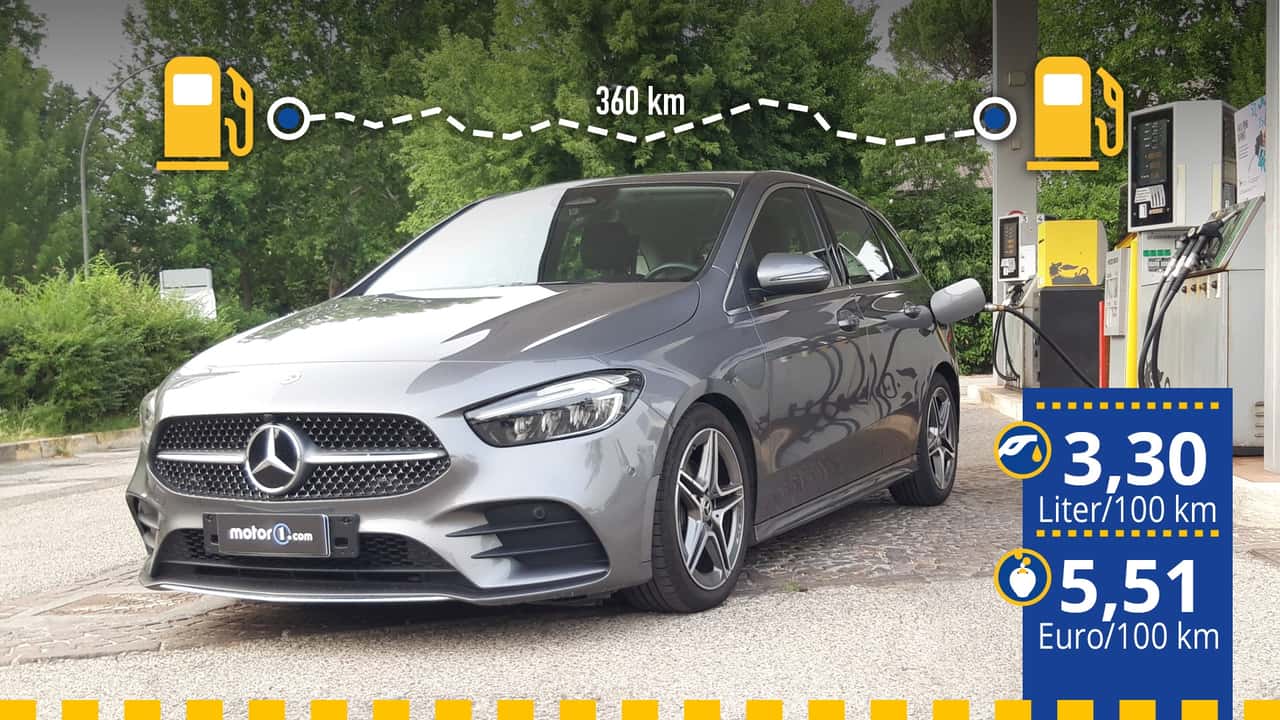 Der getestete Mercedes B 180 d an der Tankstelle (mit Infos zu Verbrauch und Spritkosten)
