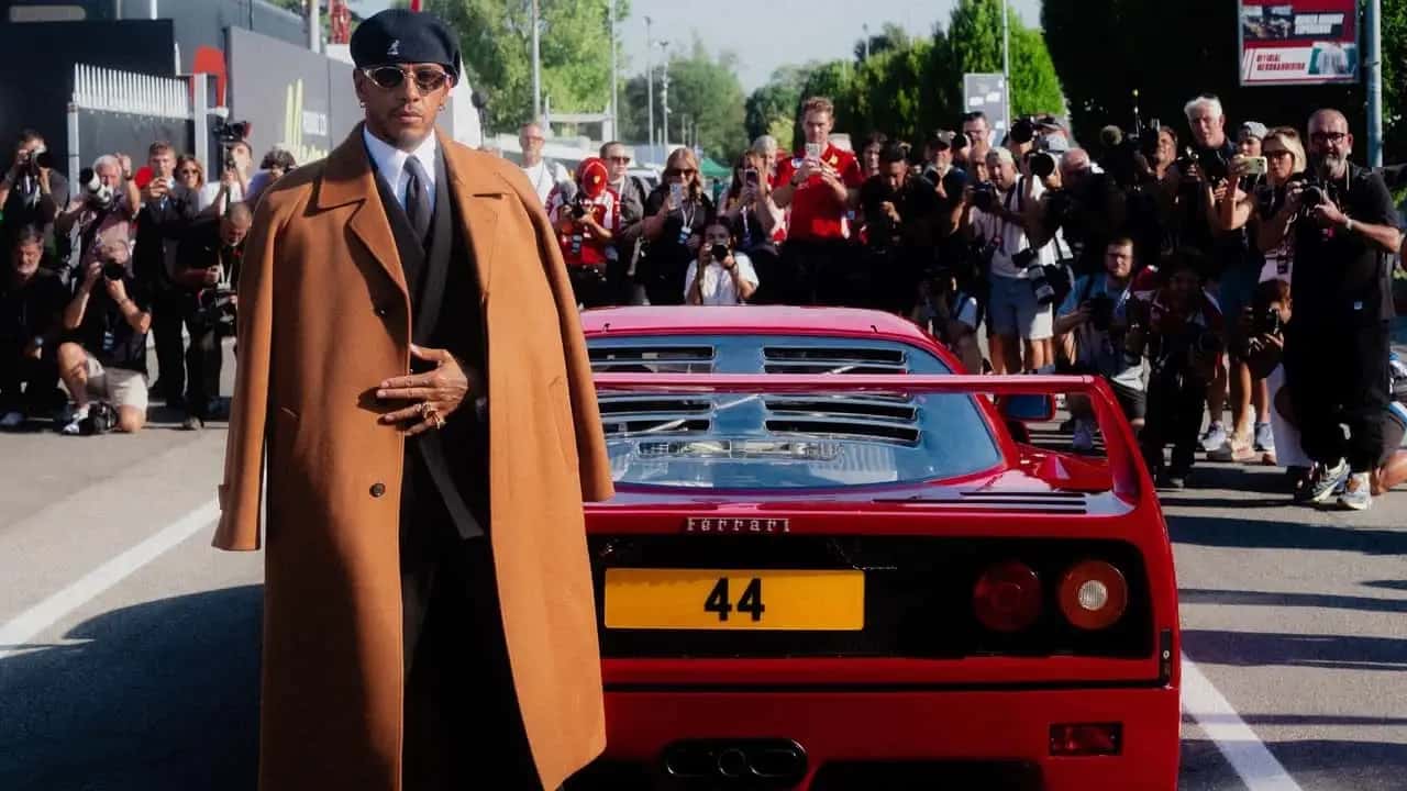 lewis-hamilton-arrives-at-monza-in-his-new-ferrari-f40