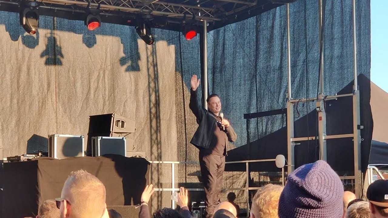Tesla-Chef Musk hält Rede vor Fabrikarbeitern in Grünheide
