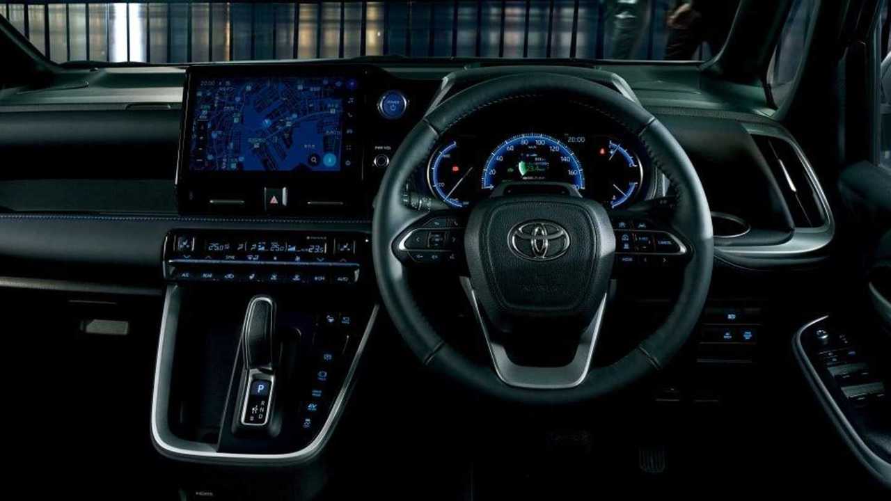 Toyota Noah - interior com nova central e painel digital