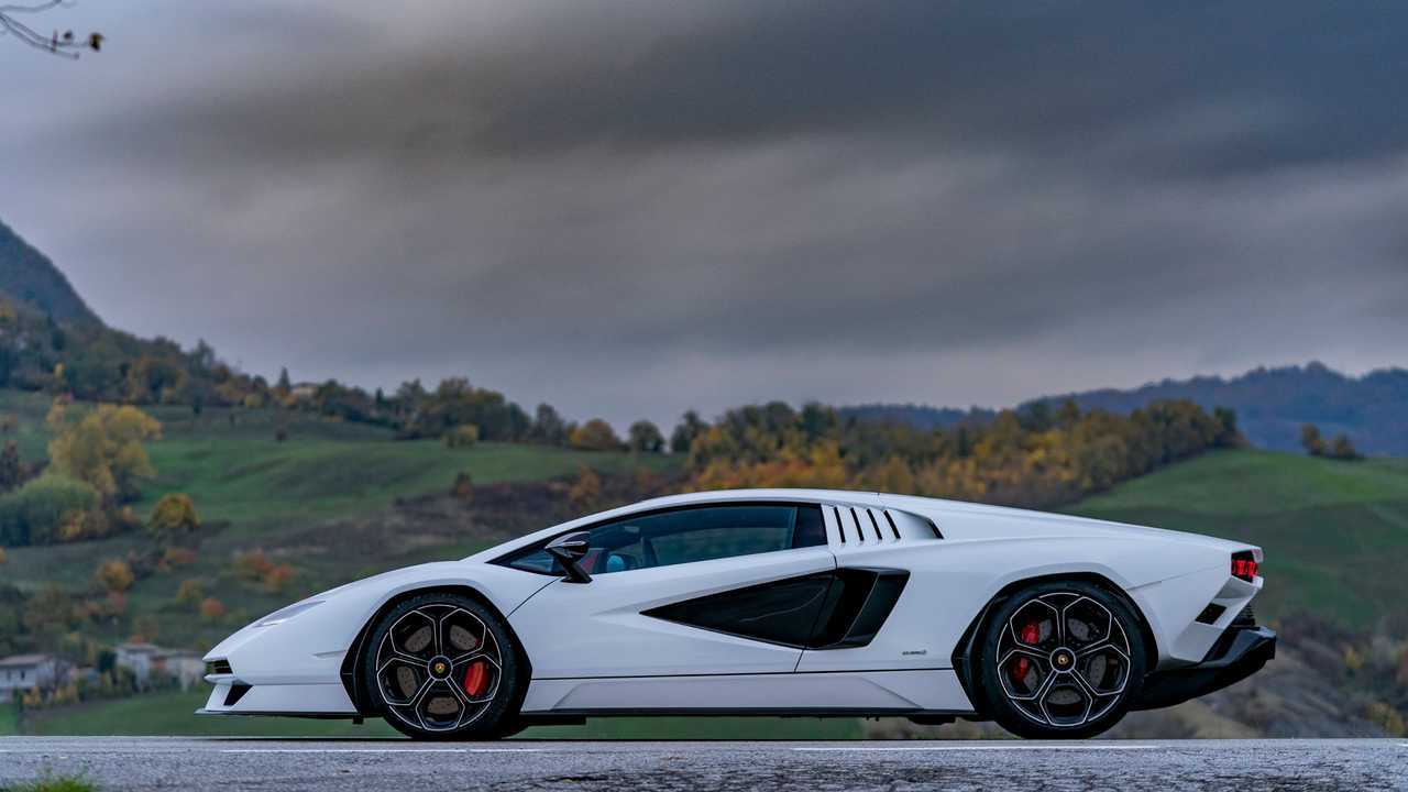 Lamborghini Countach LPI 800-4 en carretera abierta