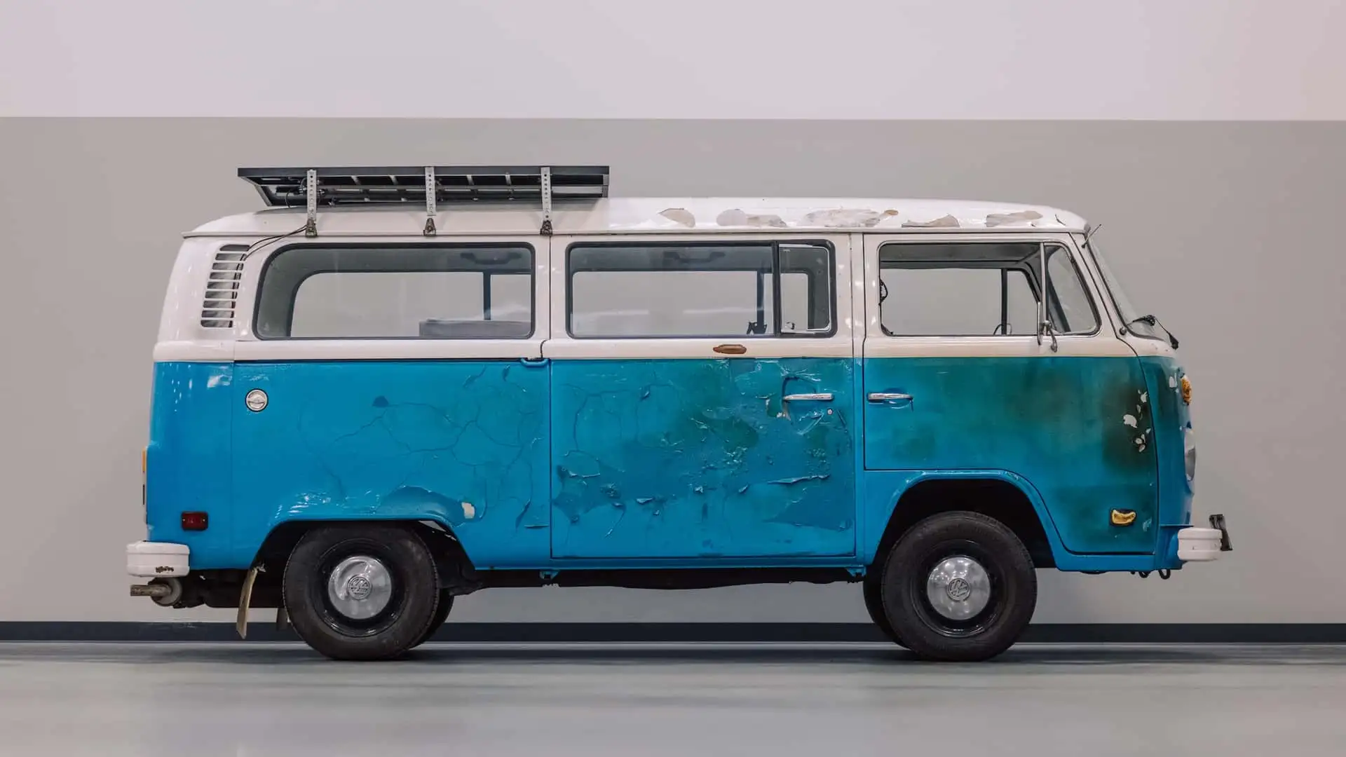 自動車 Fire Bug & Volkswagen Van A Kombi que não pega fogo: VW restaura van salva de tragédia na