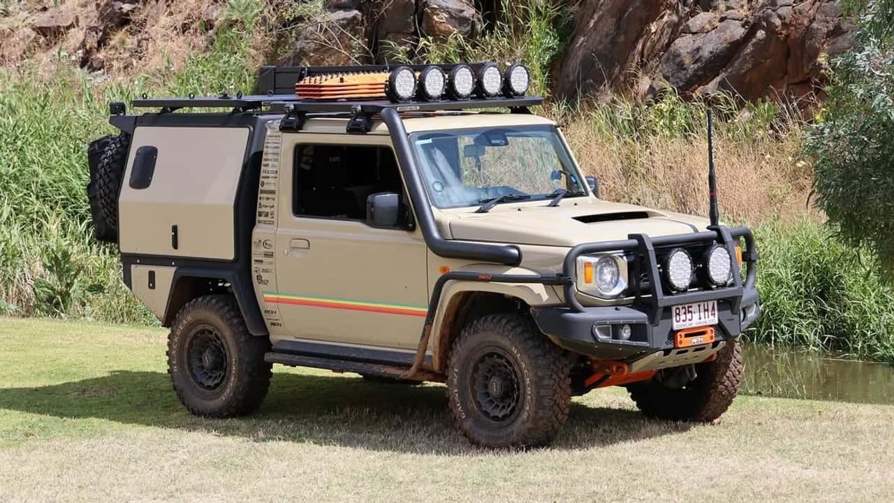Suzuki Jimny convertido en Toyota Land Cruiser clásico