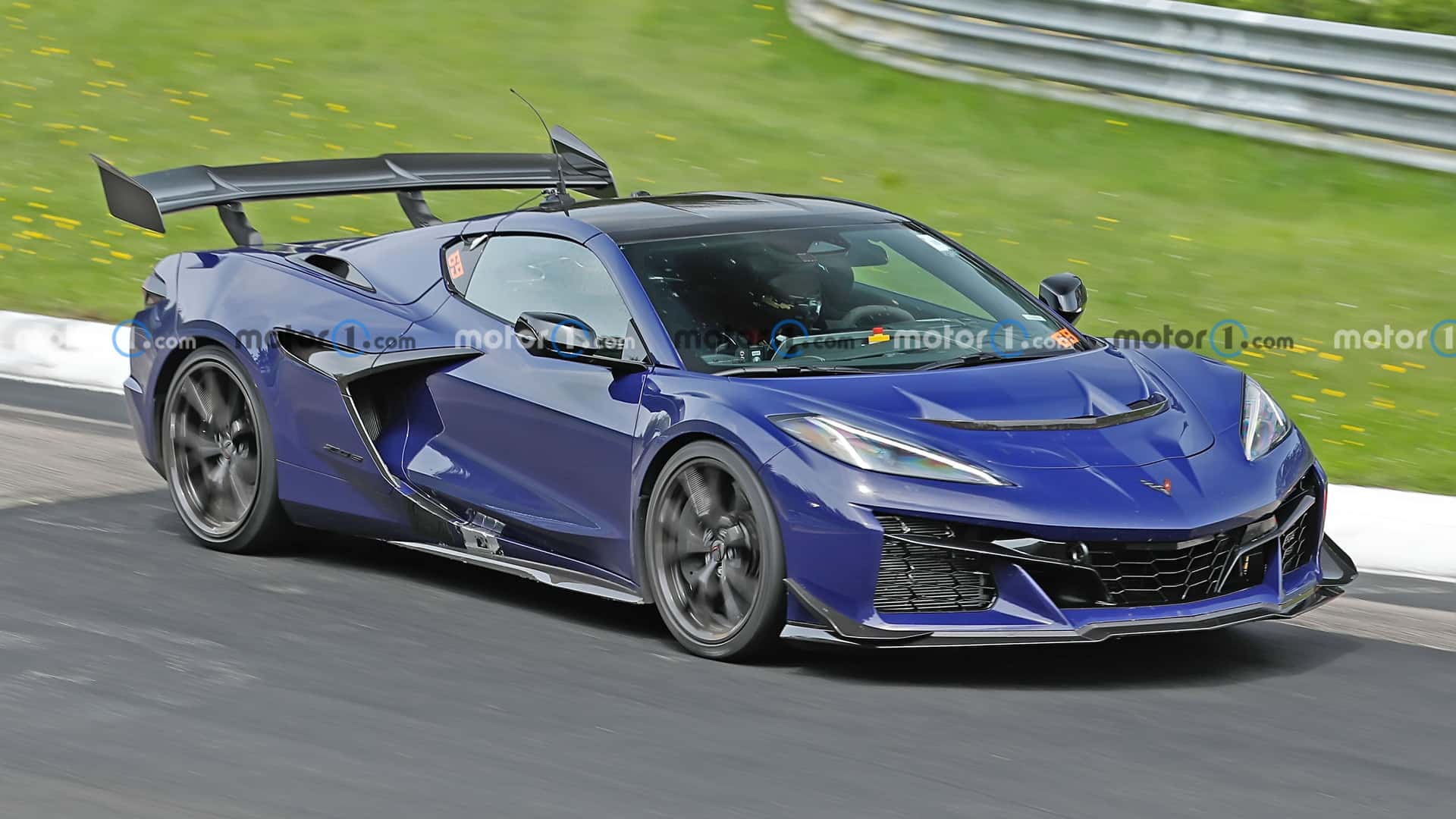 https://cdn.motor1.com/images/mgl/XBqZvE/s1/2026-chevrolet-c8-corvette-zora-spy-shots-undisguised-exterior-31.jpg