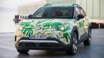 Versão da série VW ID Cross disfarçada em fotos de fábrica (2026)