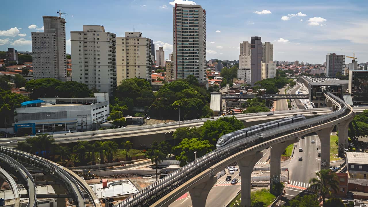 Composição monotrilho da BYD com cinco carros operando na Linha 17-Ouro