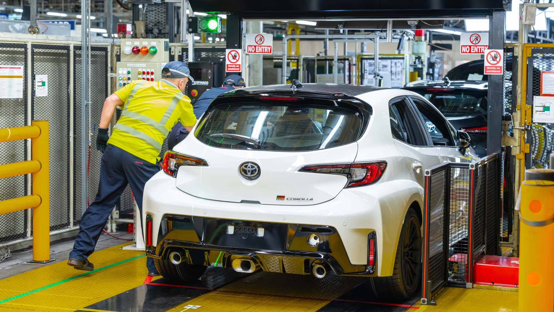 https://cdn.motor1.com/images/mgl/XBz7Kl/s1/toyota-gr-corolla-uk-plant-tour.jpg