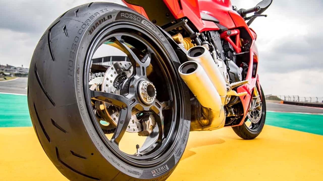 Pirelli Diablo Rosso IV