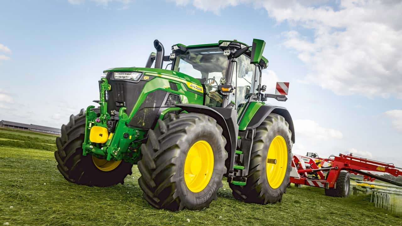 Nuovi trattori John Deere 8R, 8RT e 8RX: comfort evoluto, più efficienza e tecnologie smart per aziende agricole. in crescita