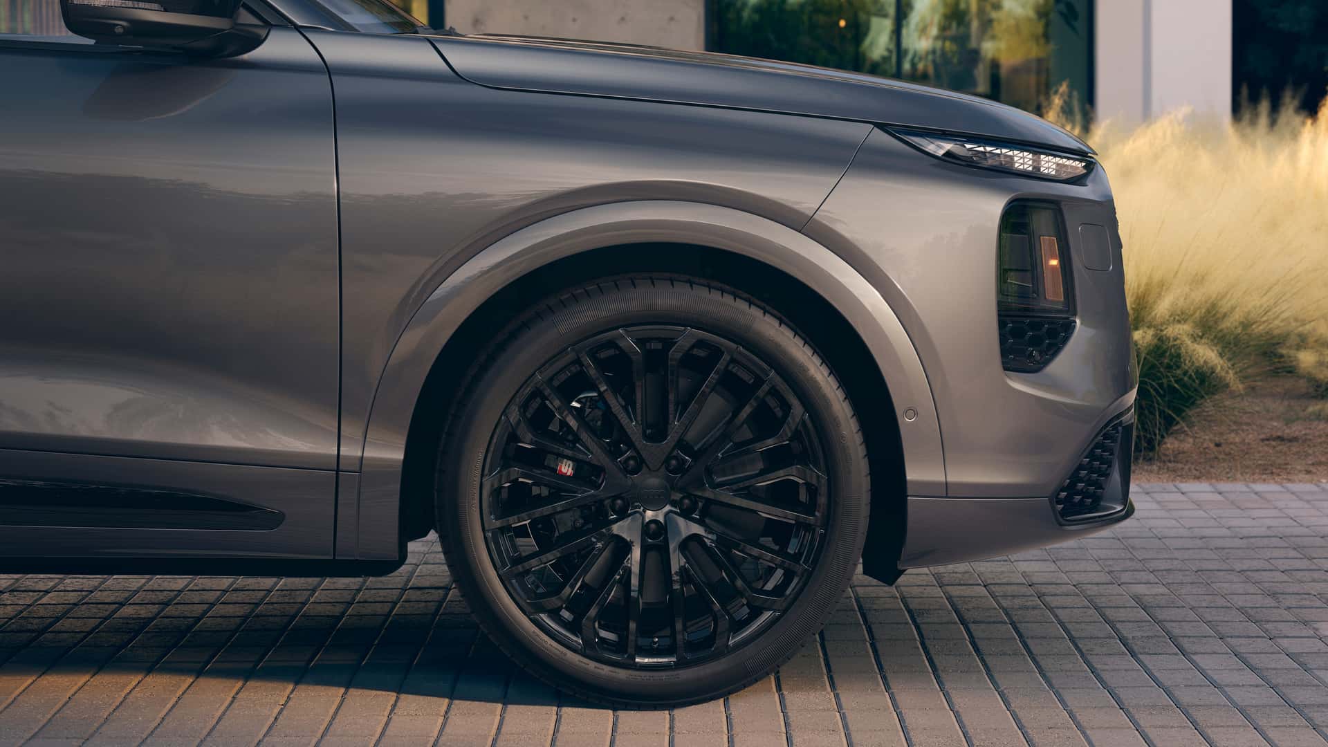 https://cdn.motor1.com/images/mgl/XBzKpk/s1/2027-audi-sq7.jpg