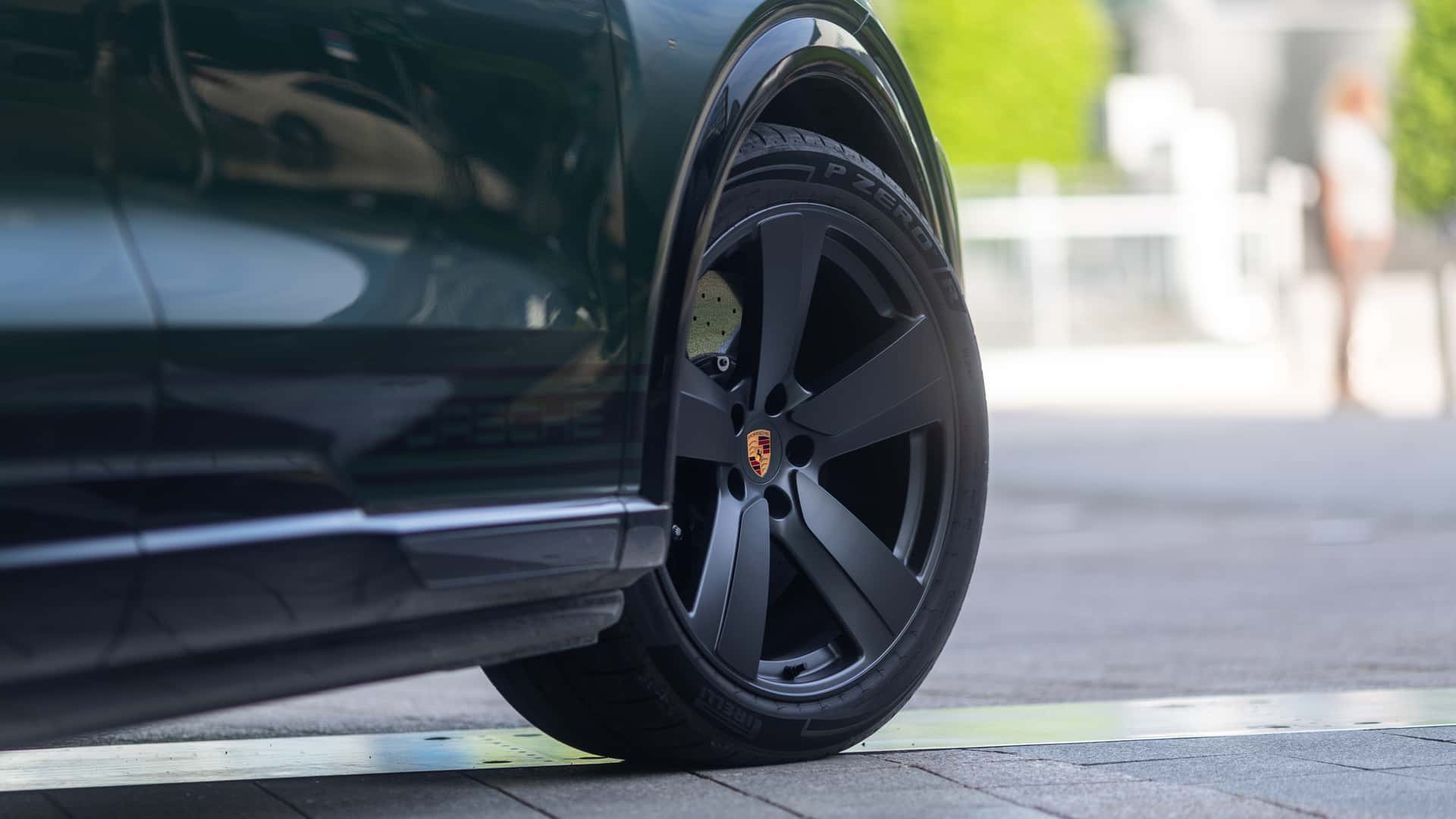 https://cdn.motor1.com/images/mgl/XBzexe/s1/2026-porsche-cayenne-s-coupe-electric.jpg