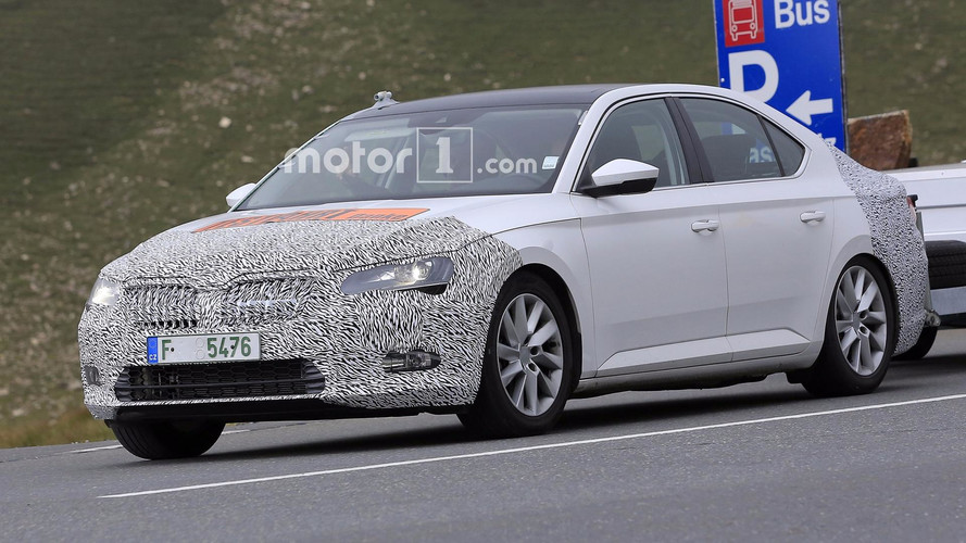 Skoda Superb facelift spy photo