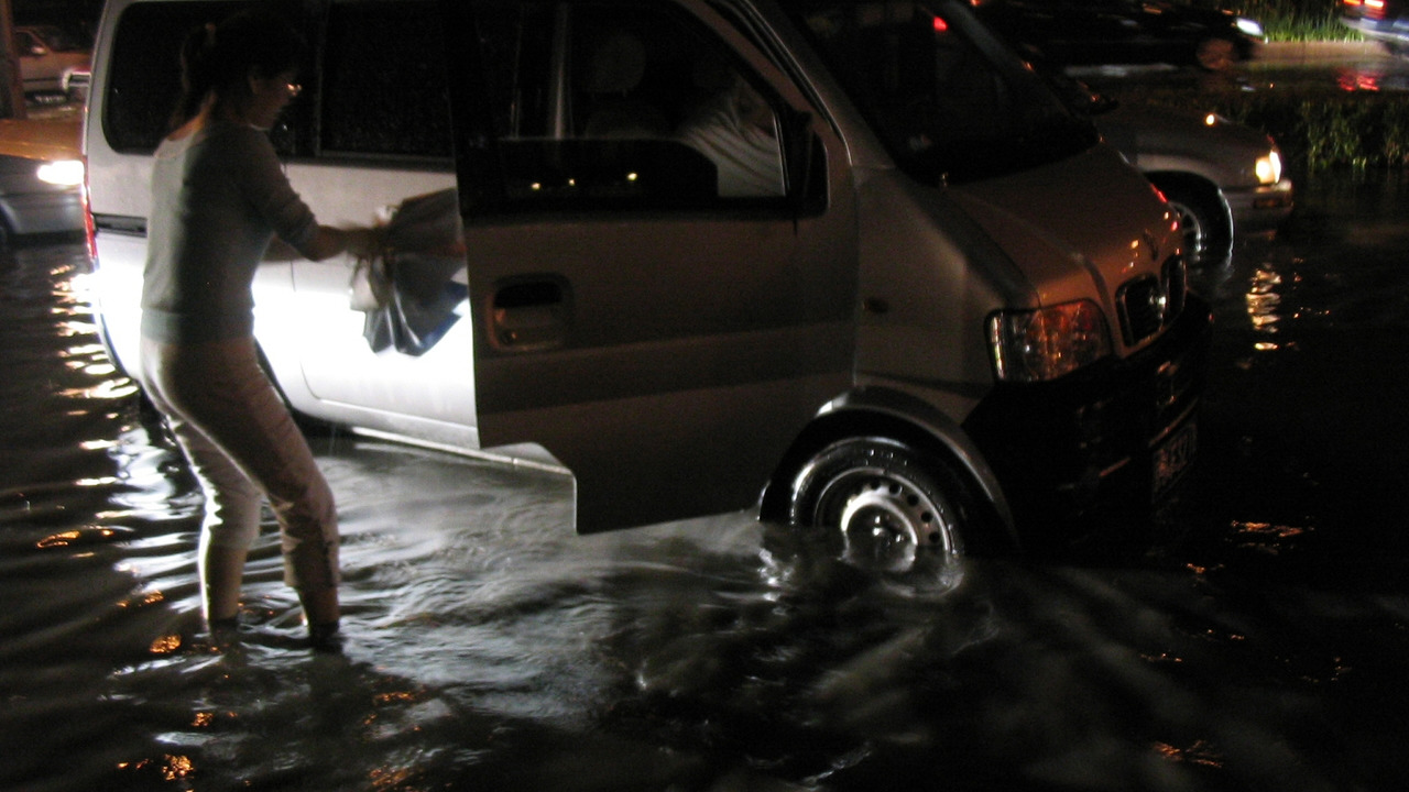 Bagaimana Cara Mengatakan Jika Mobil Telah Rusak Banjir