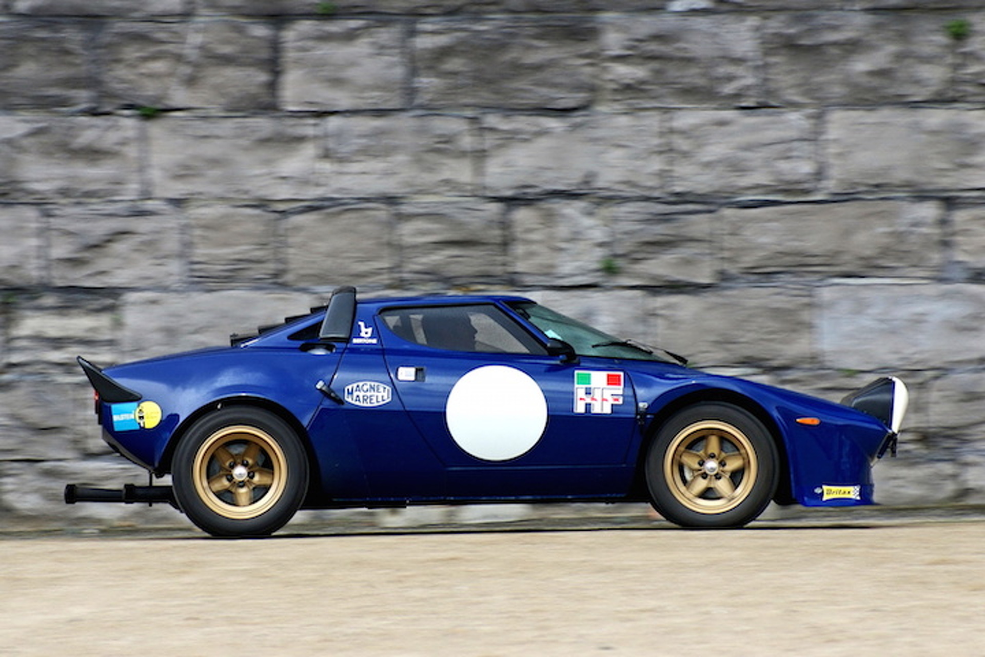 6 Cars That Prove Gold Wheels Are Underrated