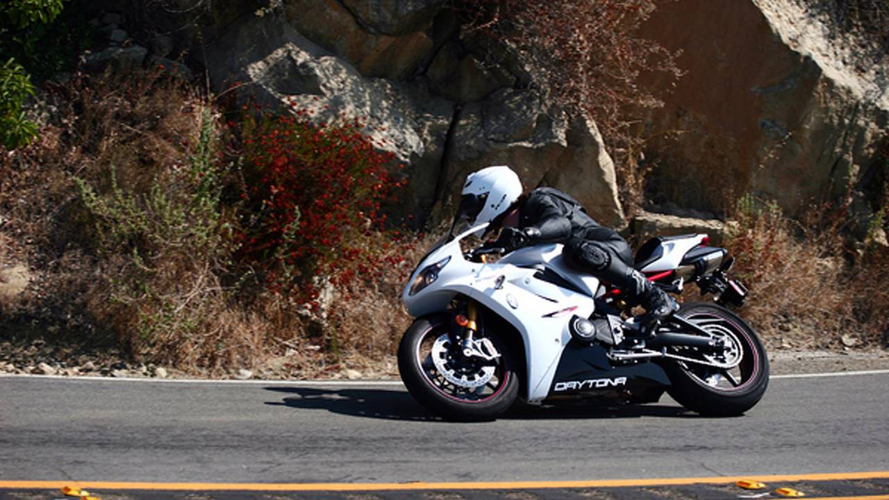Two guys, one Triumph Daytona 675R