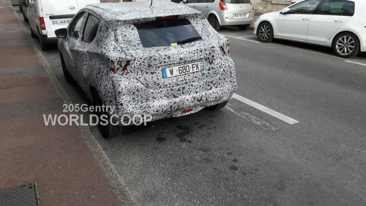 Novo Nissan March 2017: flagra do interior confirma inspiração no Kicks