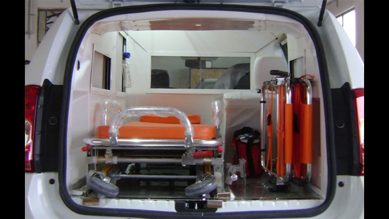 Este é um Duster esticado em inédita versão ambulância