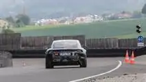 Mark Webber pilote la Porsche Mission E