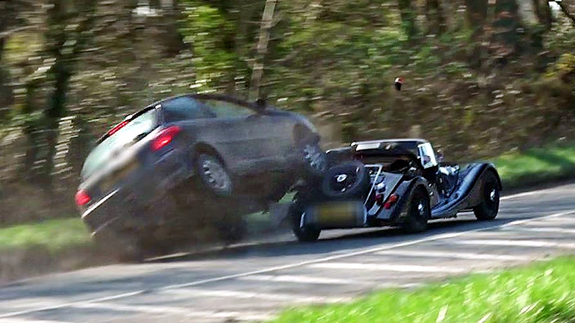 VIDÉO Une Peugeot 206 heurte une 4/4