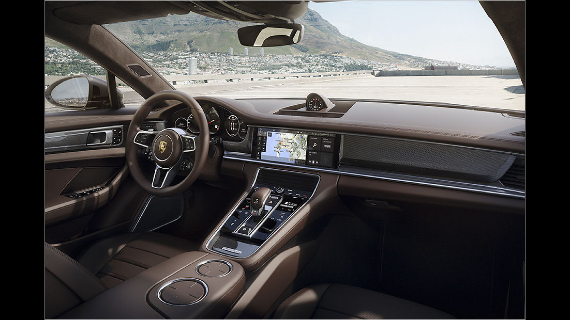 Eingangsbank mit Kofferraum