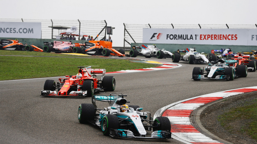 Lewis Hamilton, Mercedes AMG F1 W08, lidera a Sebastian Vettel, Ferrari SF70H, Valtteri Bottas, Mercedes AMG F1 W08, Kimi Raikkonen, Ferrari SF70H, Nico Hulkenberg, Renault Sport F1 Team RS17