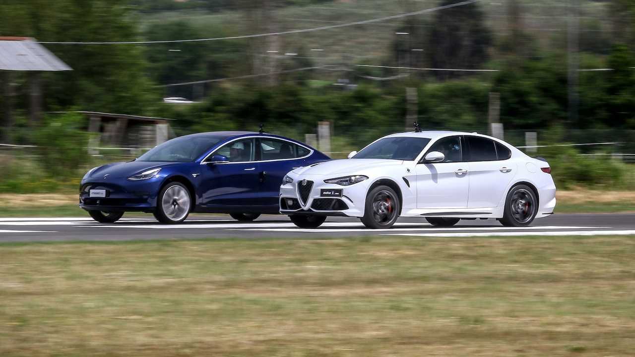 Tesla Model 3 VS Alfa Romeo Giulia Quadrifoglio, sfida tra presente e futuro