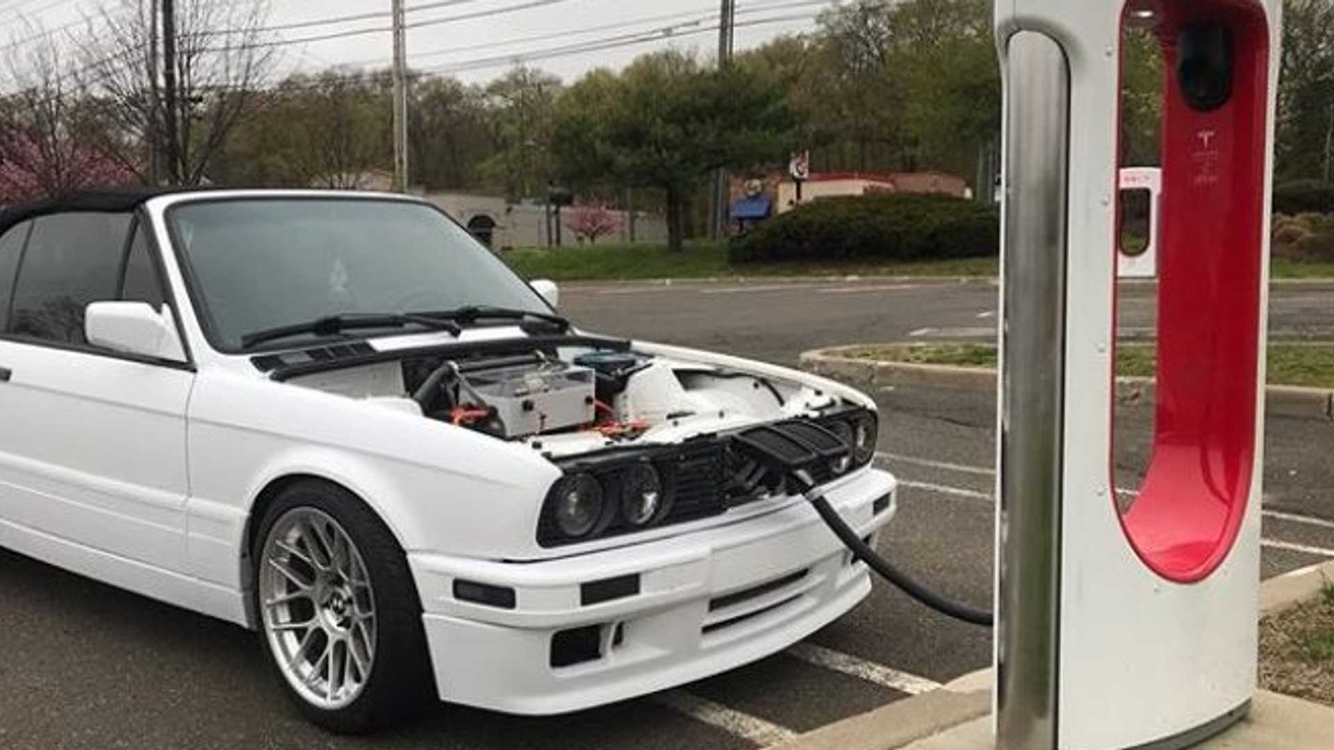Une BMW Série 3 E30 transformée en voiture électrique