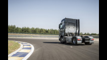 Mercedes SLS AMG Roadster vs Mercedes Actros: la prova