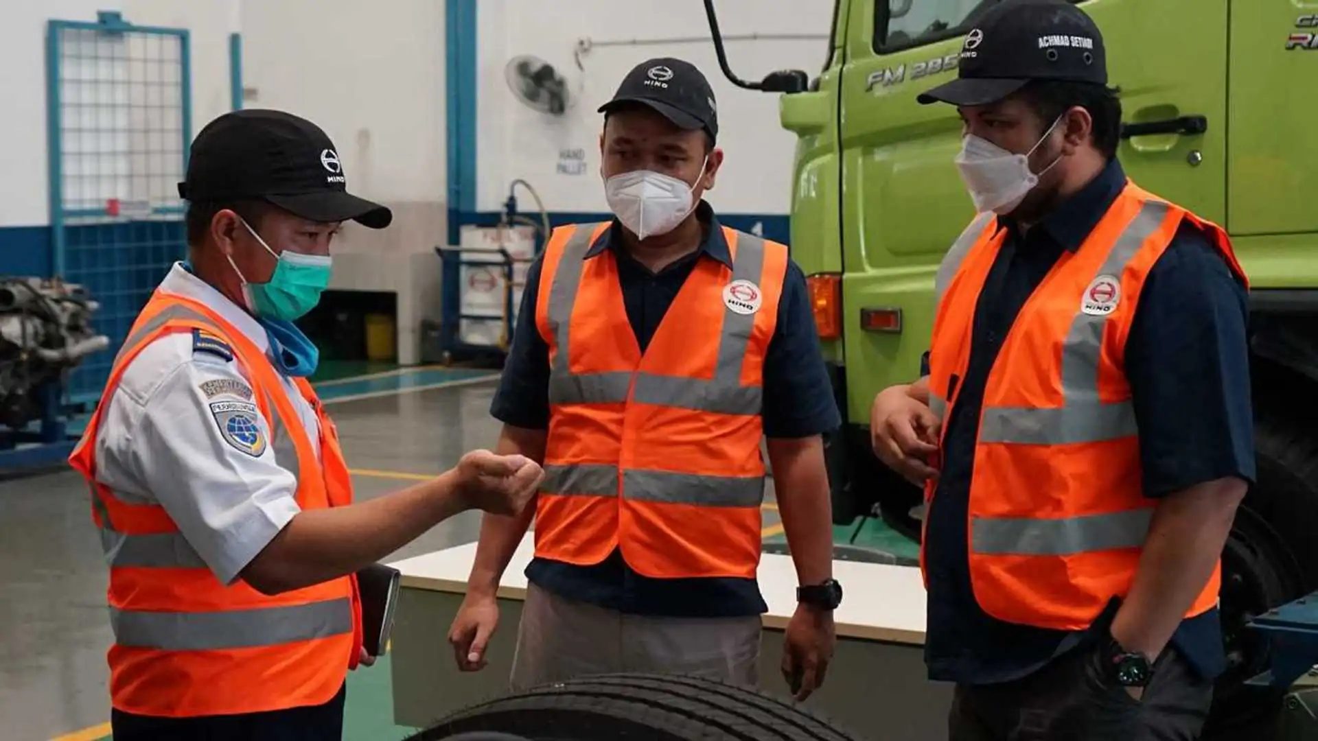 https://cdn.motor1.com/images/mgl/XkQ6v/s1/hino-kerja-sama-dengan-pktj.webp