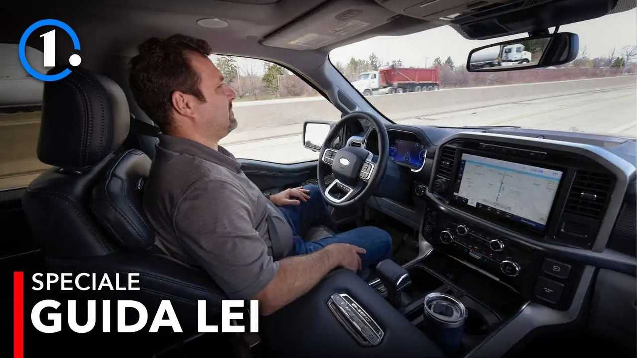 Provare un'auto senza guidarla: come va la guida autonoma Ford