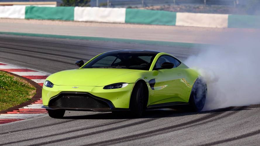 Aston Martin Vantage AMR teaser'ı manuel vitesi müjdeliyor