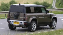 Land Rover Defender V8 Spy Photos