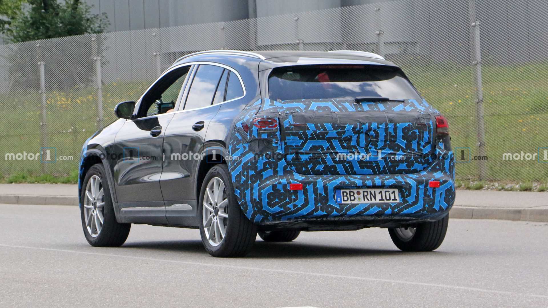 2021-mercedes-eqa-spy-photo.jpg