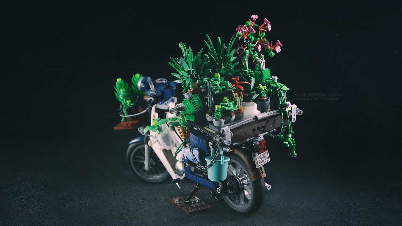 Khang Huynh Honda Cub Lego Build