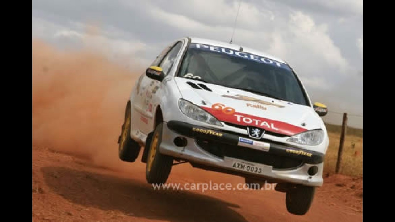 Peugeot vende novo 206 para Rallye por R$ 40mil com macacão de corrida e tudo