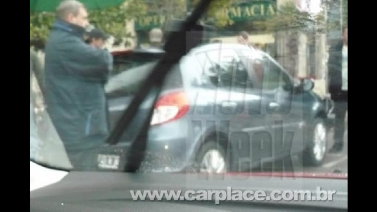 Novo Clio europeu é flagrado novamente durante gravação de comercial