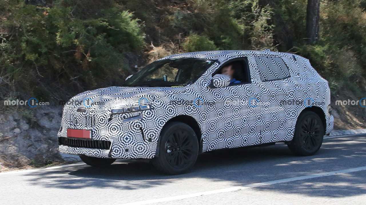 Nuova Renault Kadjar, le foto spia del SUV ibrido da 280 CV
