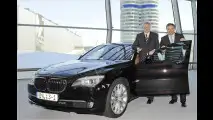 Der bayerische Ministerpräsident Horst Seehofer (links) nahm 2009 seine neue Staatskarosse, einen BMW 750Li, aus den Händen von BMW-Chef Norbert Reithofer in Empfang.