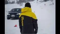 Angedriftet: Model S im Schnee