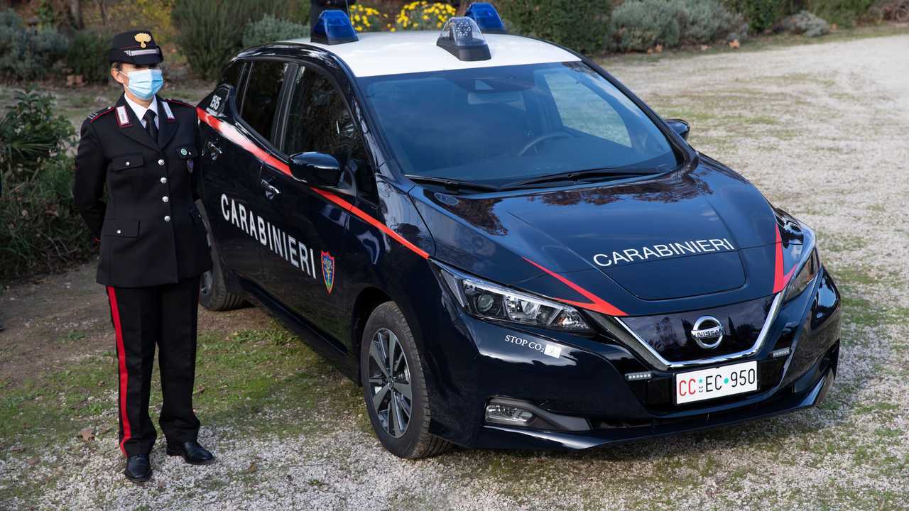 Il ministro Costa consegna Nissan Leaf e Subaru Forester ai carabinieri
