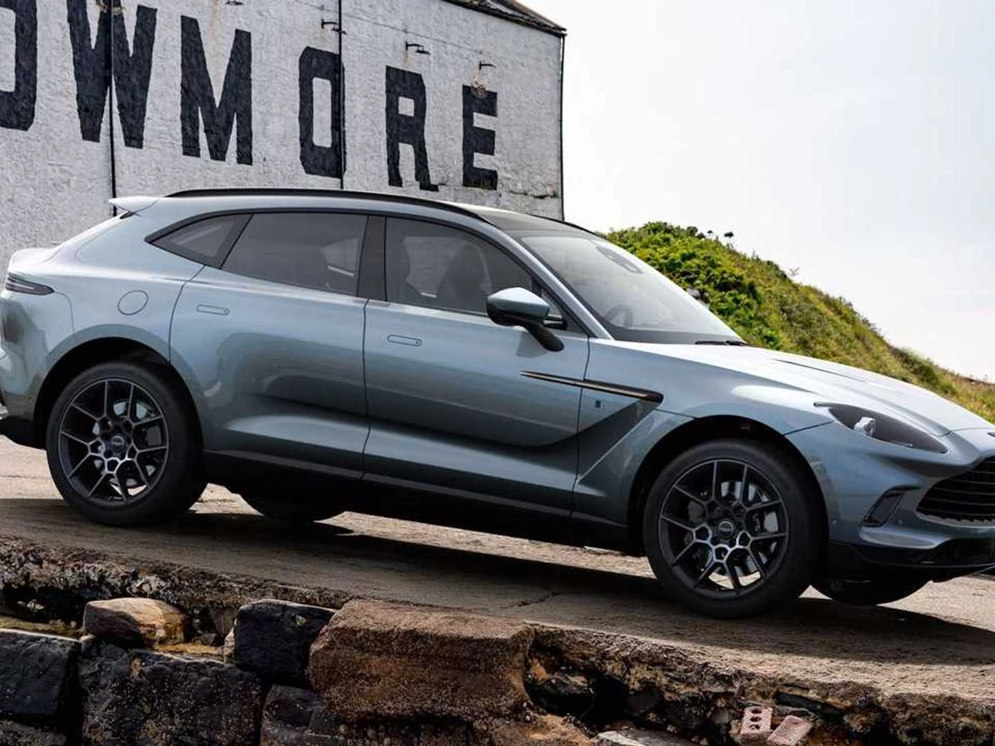aston-martin-dbx-bowmore-