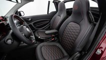 Brabus Ultimate E (2021):  Schwarzes Cockpit mit roten Nähten