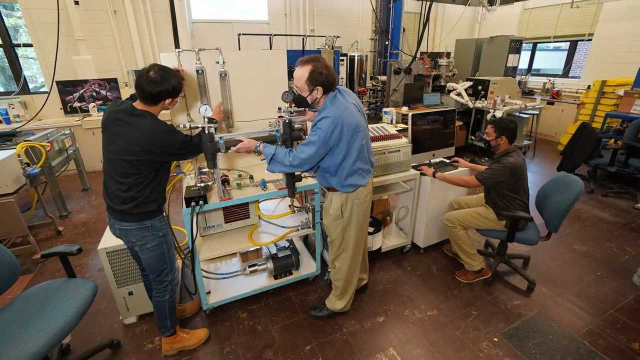 Ford und die Purdue University haben ein Ladekabel mit Verdunstungskühlung entwickelt